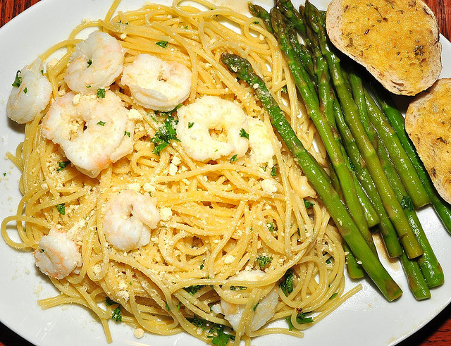 Pasta with garlic butter sauce, served with shrimp and asparagus
